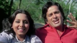 Keh Du Tumhe Ya Chup Rahu Lyrics Deewaar | Shashi Kapoor